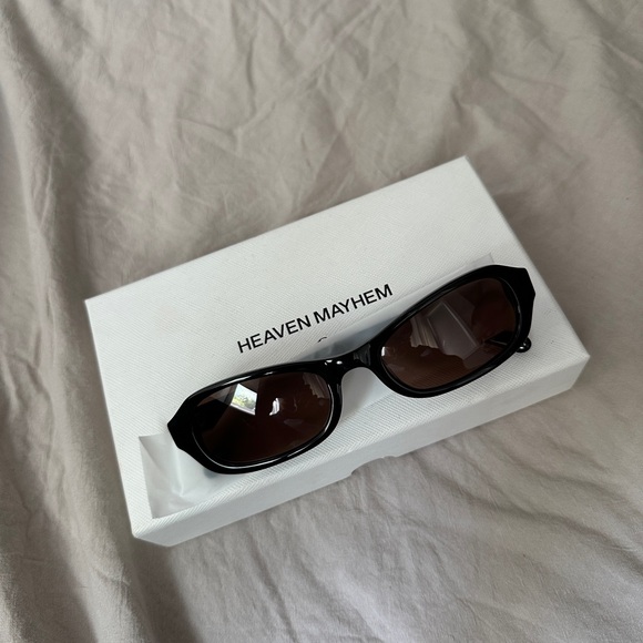 ❗️❗️SOLD❗️❗️Heaven Mayhem Margaux Sunglasses - Picture 1 of 7